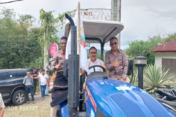 Genjot Produktivitas Pertanian di Ende, TMI Serahkan Bantuan Alsintan untuk Poktan di Kelimutu